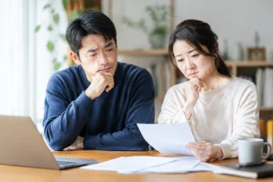 ローン返済への不安から「マンション経営」を見送った夫婦の、数十年後の暮らしを描いたマンガ